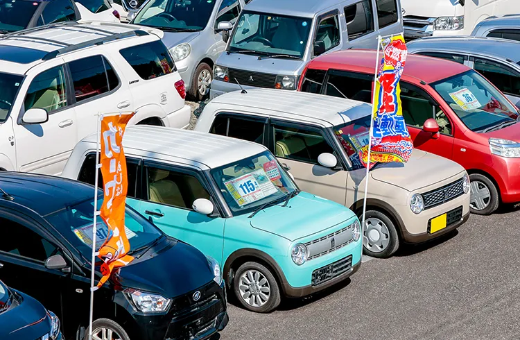 複数の中古車が展示された販売店の様子